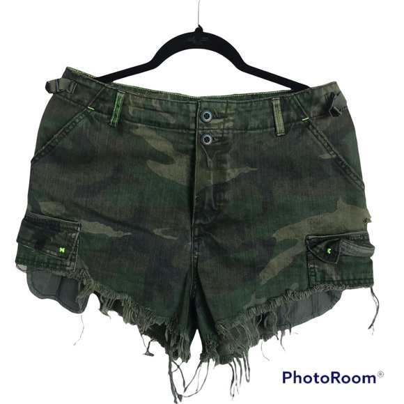 Free People Commander Cutoff Camo Shorts Khaki - Picture 4 of 14